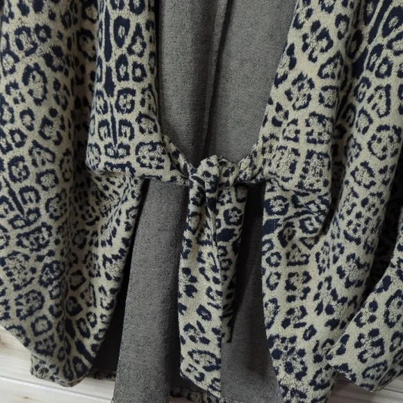 Chico's Top Womens XL Leopard Print Tie Front Shawl Size 3 - Picture 2 of 6